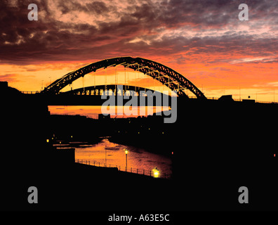 Wearmouth Pont sur la rivière Wear et fiery sunset, Sunderland, Wearside, Tyne et Wear, Angleterre, Royaume-Uni. Banque D'Images