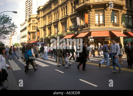 Les argentins, passage pour piétons, intersection, scène de rue en milieu urbain, la Calle Florida, Avenida Cordoba, Buenos Aires, province de Buenos Aires, Argentine Banque D'Images