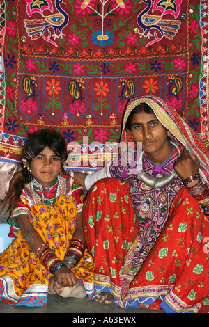 Beautiful Indian Tribal Banni,femme et enfant dans leur bhungas décorées (tribal house) près de Bhuj au Gujarat Banque D'Images