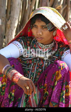 Couleurs brillantes, broderies et bijoux exotiques sont traditionnellement portés par les femmes et les filles des tribus banni dans le Gujarat, Inde Banque D'Images