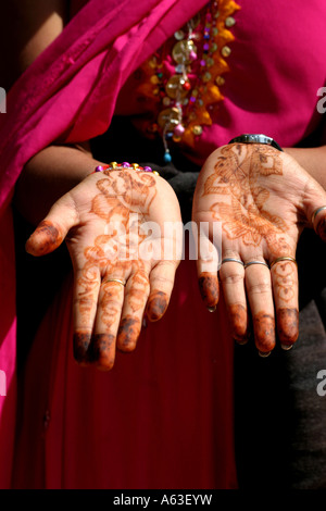 Fille indienne en sari rouge au henné sur ses mains peint design Banque D'Images