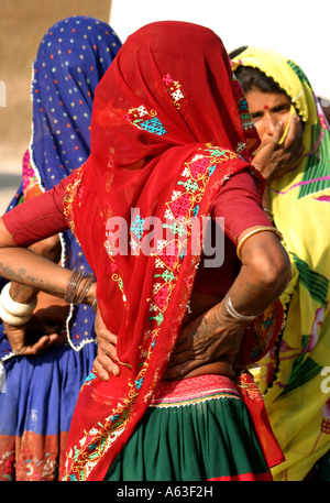 Couleur vibrante tattoed les femmes de la tribu Bharwad à Ambala village Gujarat Banque D'Images