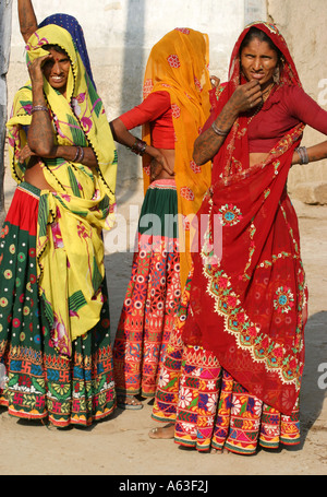 Couleur vibrante tattoed les femmes de la tribu Bharwad à Ambala village Gujarat Banque D'Images