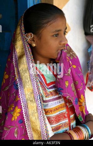 Couleurs brillantes, broderies et bijoux exotiques sont traditionnellement portés par les femmes et les filles des tribus banni dans le Gujarat, Inde Banque D'Images