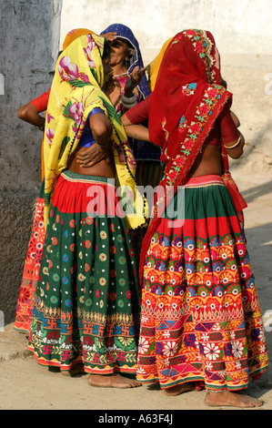 Couleur vibrante tattoed les femmes de la tribu Bharwad à Ambala village Gujarat Banque D'Images