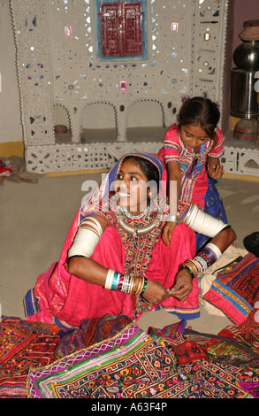 Beautiful Indian Tribal Banni,femme et enfant dans leur bhungas décorées (tribal house) près de Bhuj au Gujarat Banque D'Images