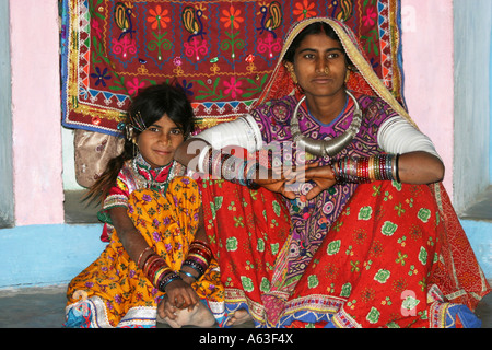 Beautiful Indian Tribal Banni,femme et enfant dans leur bhungas décorées (tribal house) près de Bhuj au Gujarat Banque D'Images