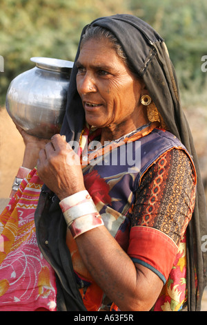 Travailleurs nomades MIR tribeswoman de Gujarat, porter des bijoux traditionnels et des vêtements de couleurs vives avec des voiles sur leur tête Banque D'Images