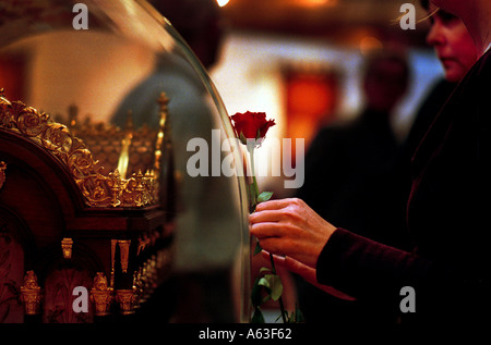 Sainte Thérèse de Lisieux. Reliques en tournée vu ici à Knockloyn Église , Dublin, Irlande, juin 2001. Banque D'Images