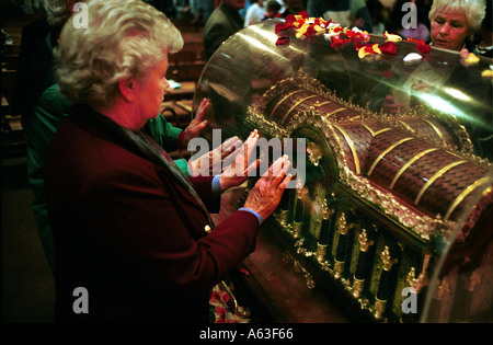 Sainte Thérèse de Lisieux. Reliques en tournée vu ici à Knockloyn Église , Dublin, Irlande, juin 2001. Banque D'Images