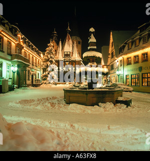 Arbre de Noël près de l'hôtel de ville, Michelstadt, Odenwald, Hesse, Allemagne Banque D'Images