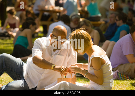 Couple enjoying the sunshine. Regent's Park, Londres. Banque D'Images