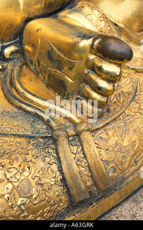 Le pied de la statue de Bouddha, montrant le gros orteil touché beaucoup, à Sandringham House, Sandringham, Norfolk, England, UK Banque D'Images