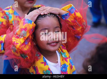 Fille courir des paillettes dans ses cheveux, au défilé du carnaval des enfants, Veracruz, Mexique Banque D'Images