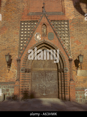 Porte de bronze et l'entrée principale de katedra sw. jakuba ( St Jacob's cathedral ), Szczecin (stettin ), Poméranie occidentale, Pologne. Banque D'Images