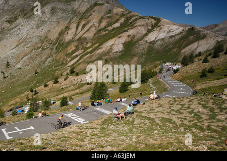 Les spectateurs attendent le Tour de France sur le Col d'Izoard, dans les Alpes Françaises Banque D'Images