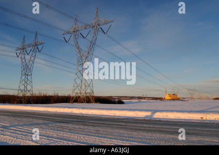 L'usine de production d'électricité et de pylônes électriques Banque D'Images