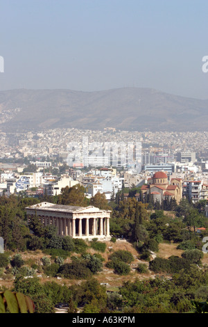 Vue panoramique d'Athènes avec le Temple d'Héphaïstos ou Thission à partir de la pente de l'Acropole Banque D'Images