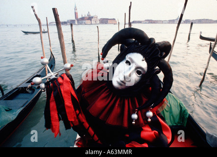 Canrival à Venise, costumes traditionnels vénitiens au Canale Grande en face de San Giorgio Maggiore Banque D'Images