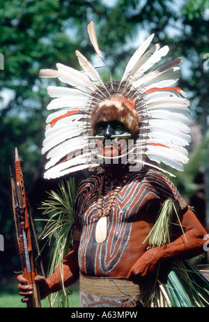 La Papouasie-Nouvelle-Guinée - Le chef de la tribu Gabusi avec lance et peinture de guerre traditionnels Banque D'Images