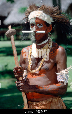 La Papouasie-Nouvelle-Guinée - Le chef de la tribu Gabusi avec lance et peinture de guerre traditionnels Banque D'Images