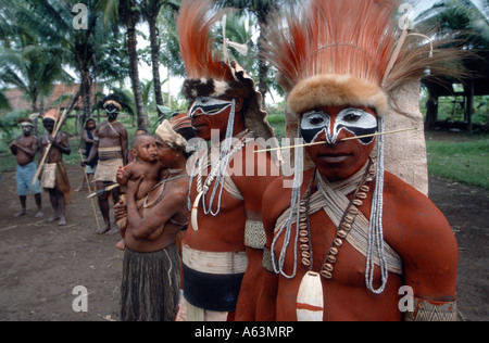 La Papouasie-Nouvelle-Guinée - Le chef de la tribu Gabusi avec lance et peinture de guerre traditionnels Banque D'Images