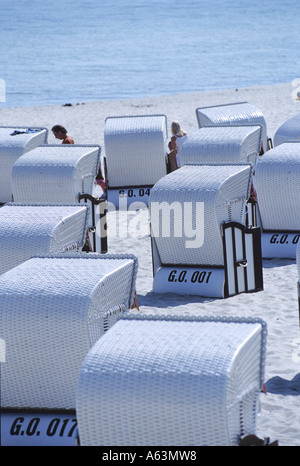 Chaises de plage en osier couvert sur plage, Allemagne Banque D'Images