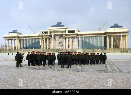 Mongolie - Des soldats le Sukhbaatar Square en face de l'immeuble de l'emplacement de l'édifice du parlement rénové Banque D'Images