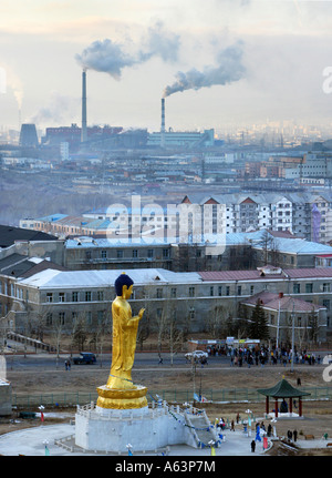 Mongolie - statue de Bouddha dans la capitale dans le contexte de production combinée de chaleur et d'électricité de la ville d'Oulan Bator Banque D'Images