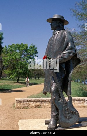 Statue de Stevie Ray Vaughan par le sculpteur Ralph Helmich Town Lake sur la rivière Colorado à Riverside Park Austin Texas Banque D'Images