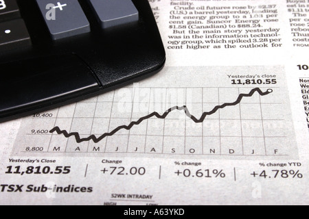 Revue des marchés avec une calculatrice sur elle Banque D'Images