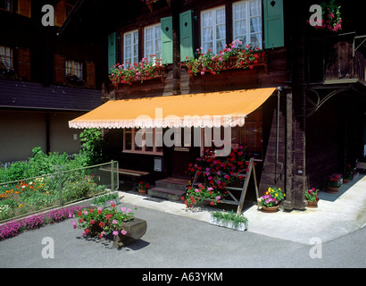 Poste de police à la maison de bois traditionnelle de village de la région de wengen oberland highland alpes suisses canton de Berne Suisse Banque D'Images