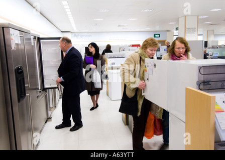 Les personnes à la recherche de nouveaux réfrigérateurs dans John Lewis, London, England, UK Banque D'Images