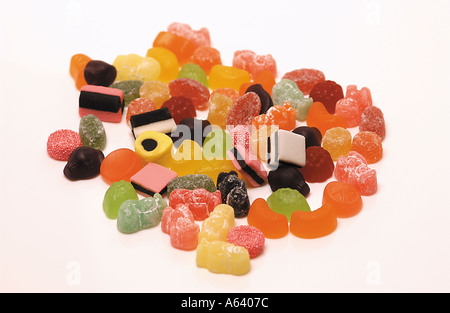 Gros plan de la gelée assortis sélection de pastilles de fruits Sweets sur fond blanc Banque D'Images