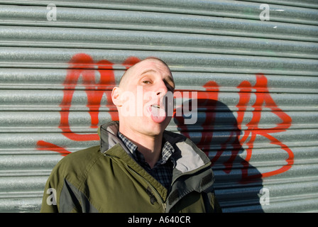 Skinhead, sa langue man sticking out London England UK Banque D'Images