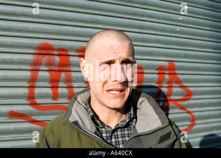 Skinhead homme avec inquiétude et peur London England UK expression Banque D'Images