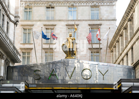 L'hôtel Savoy sur le Strand, London, England, UK Banque D'Images