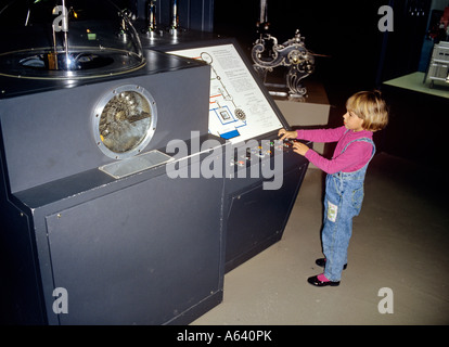 Petite fille de passage d'ampoule en contrôlant la science centre Musée suisse de l'éolienne de ville de technorama winterthur suisse Banque D'Images