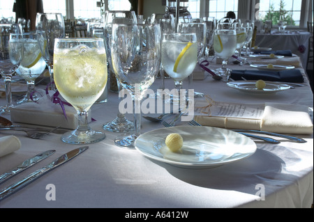 Table de Banquet Vue détaillée de verres vides avant l'événement pour la célébration de mariages USA Banque D'Images