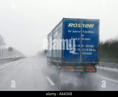 Chariot sur son chemin sur l'autoroute allemande mouillées et glissantes en hiver Banque D'Images