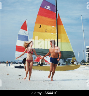 Couple running on beach Banque D'Images