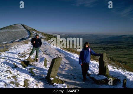 Deux marcheurs sur le 'grand ridge' ci-dessous 'Mam Tor" dans le Derbyshire 'Grande-bretagne' Banque D'Images