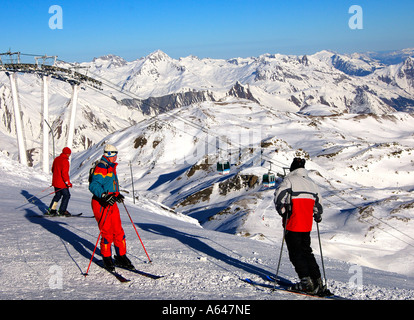 Les skieurs sur le haut de la pointe de la masse (2840 m) station de ski des Menuires Palaiseau France Banque D'Images