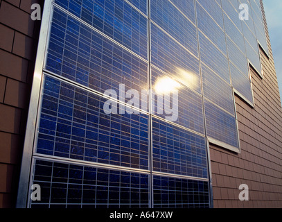 L'énergie solaire panneaux solaires en façade d'immeuble Banque D'Images