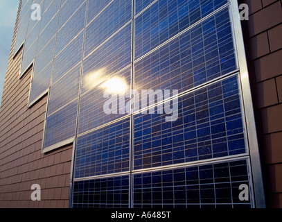 L'énergie solaire panneaux solaires en façade d'immeuble Banque D'Images