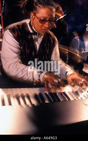 Le pianiste de jazz jouant dans une discothèque Banque D'Images