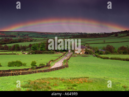 Arc-en-ciel sur une grande ferme en Fryup Dale dans le North Yorkshire Moors Banque D'Images