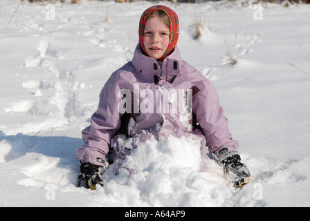 Fille jouant dans la neige Banque D'Images
