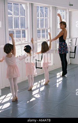 Trois petits danseurs dans ballet studio avec moniteur Banque D'Images