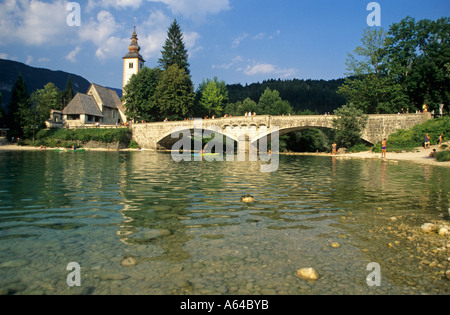 L'Église et en pont, lac de Bohinj Ribcev Laz, parc national du Triglav, région, la Slovénie Gorenjska Banque D'Images